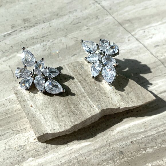 NEW~ Anthropologie Shashi Petite Fallen Leaf Stud Earrings - Picture 4 of 10